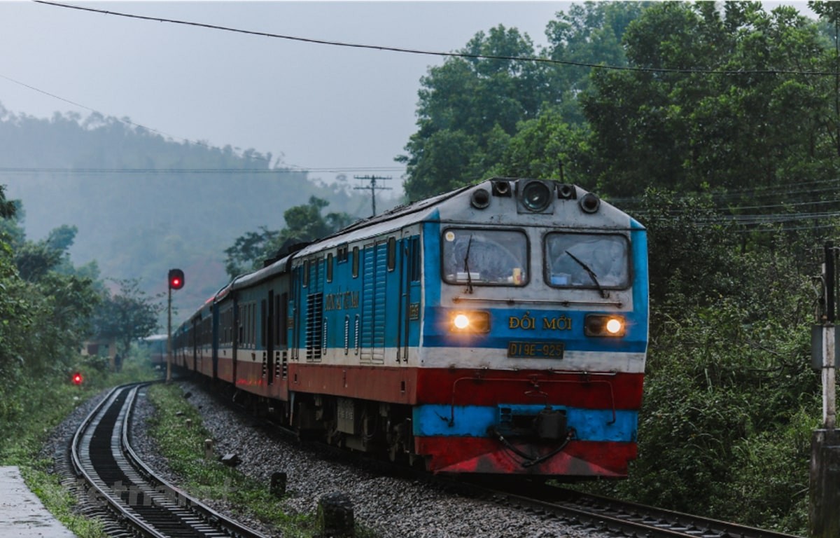 Train Passengers from Hanoi Can Now Scan QR Codes To Buy Regional Specialties