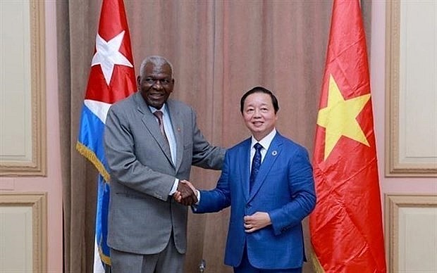 Deputy Prime Minister Tran Hong Ha (R) and President of the National Assembly of People's Power of Cuba Esteban Lazo Hernández at their meeting in Havana on September 18. (Photo: VNA)