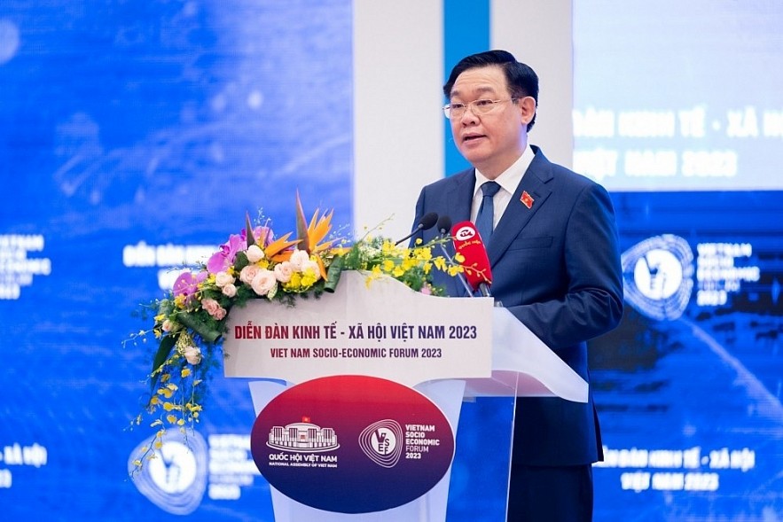 NA Chairman Vuong Dinh Hue addresses the event.
