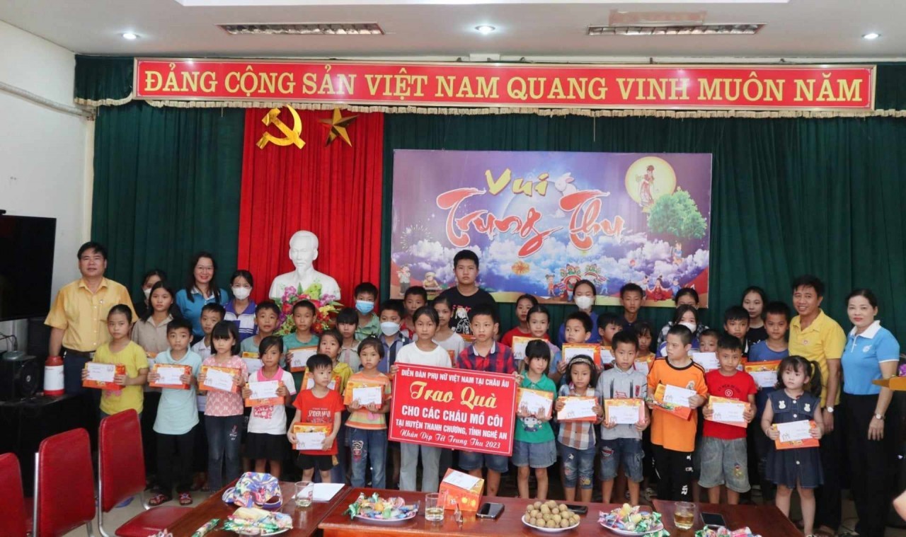 Vietnamese Women in Europe Gives Mid-Autumn Gifts to Orphaned Children