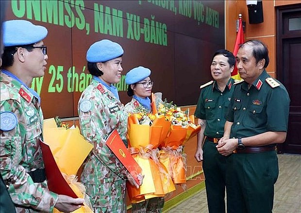 At the decision hand-over ceremony. (Photo: VNA)