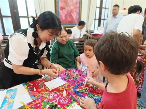 Mid-Autumn Festival Held for Vietnamese Children in Singapore