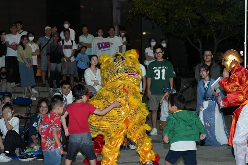 Children Enjoy Mid-Autumn Activities Abroad