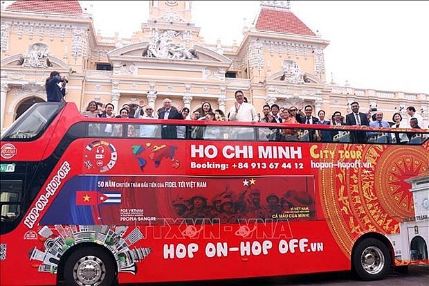 The bus is decorated with pictures of Fidel Castro waving the flag of the National Liberation Front of South Vietnam on Hill 41 in Quang Tri in September 1973. (Photo: VNA)