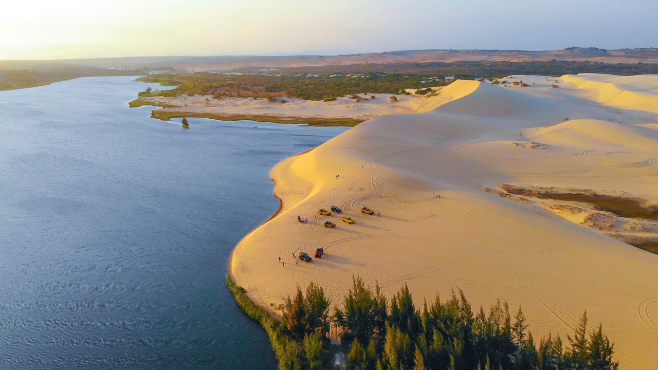 Discover Bau Trang – The Beautiful Lake In The Middle Of Desert