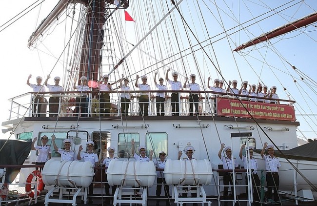 Vietnamese Vessel Sails to Singapore for Friendly Visit