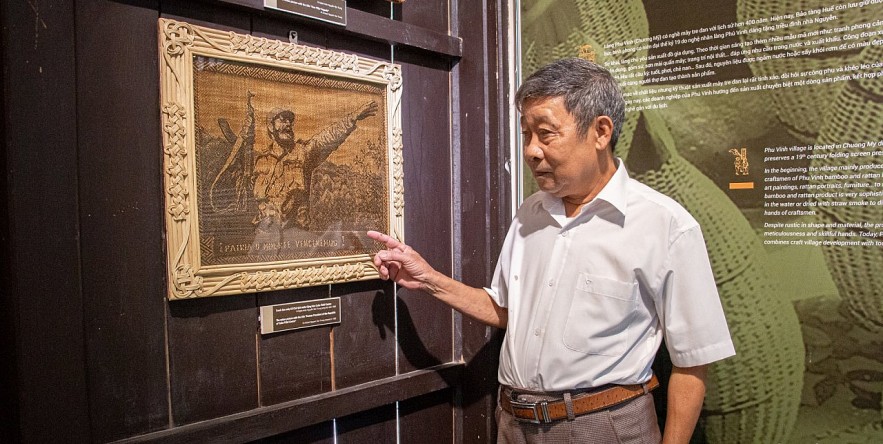 Vietnamese Craftsman Depicts Portrait of Fidel Castro Using Cuban National Tree