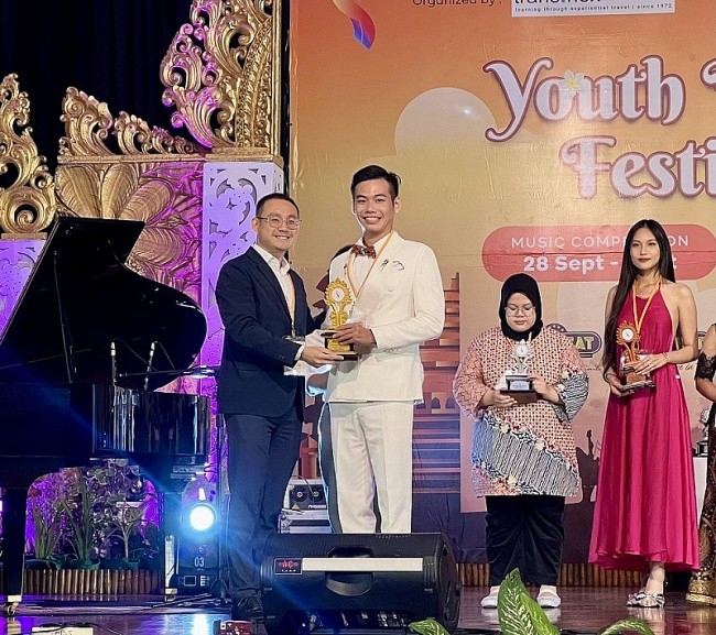22-Year-Old Vietnamese Artist Wins Gold at 2023 Youth Friendship Festival