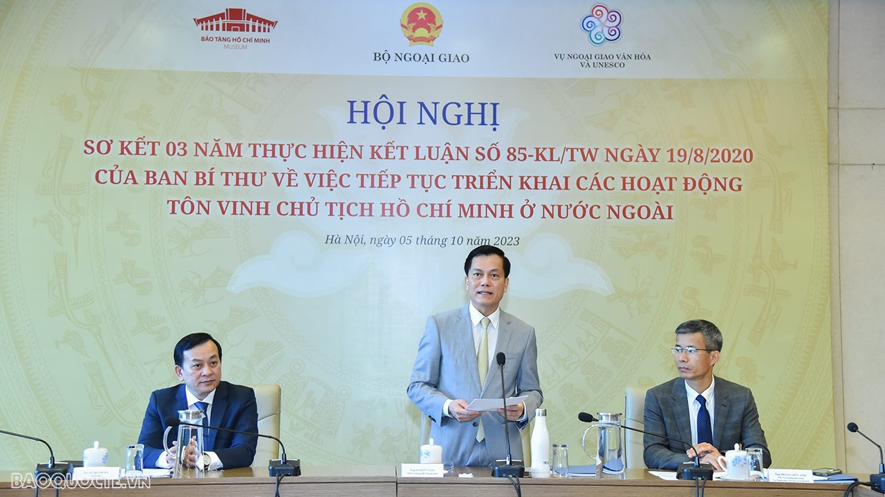 Introducing and Honoring President Ho Chi Minh to International Friends