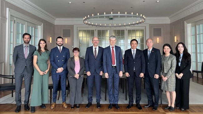 Vietnam Promotes Cooperation with Ireland, Switzerland