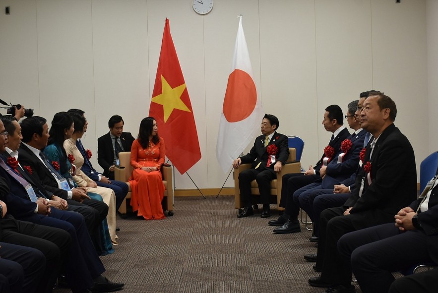 Fukuoka’s Governor Hattori Seitaro (R) and Deputy Minister of Foreign Affairs Le Thi Thu Hang. 