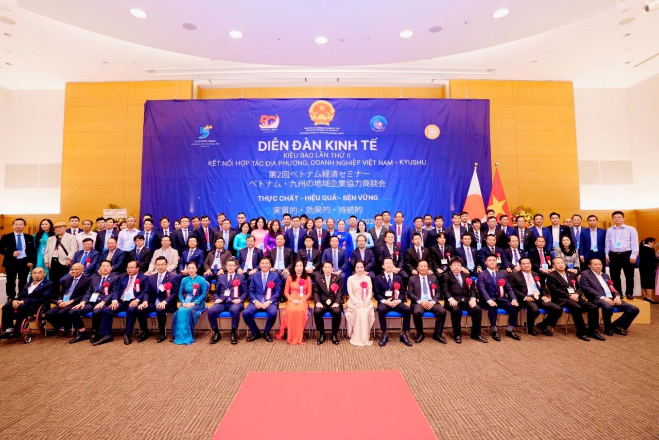 Deputy Minister Visits, Gives Gifts to Vietnamese Community in Japan’s Kyushu