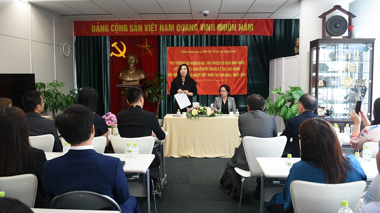 Deputy Foreign Minister Visits, Gives Gifts to Vietnamese Community in Japan’s Kyushu