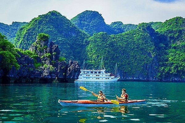 Tourists go kayaking on Ha Long Bay in Quang Ninh province. (Photo: baoquangninh.vn)