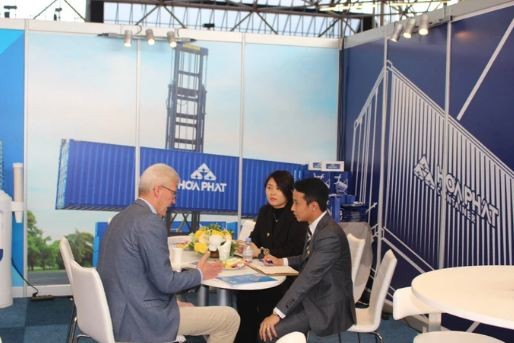 World’s Leading Shipping Companies Take Interest in Made-by-Vietnam Containers