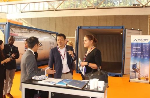 World’s Leading Shipping Companies Take Interest in Made-by-Vietnam Containers