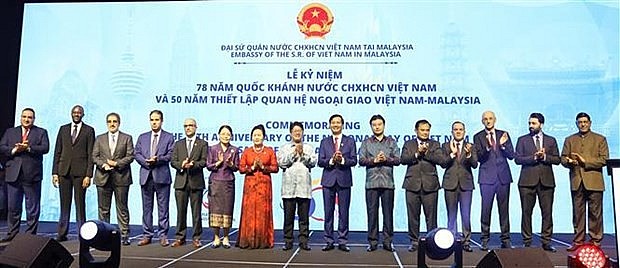 Delegates to the ceremony posing for a photo (Photo: VNA)