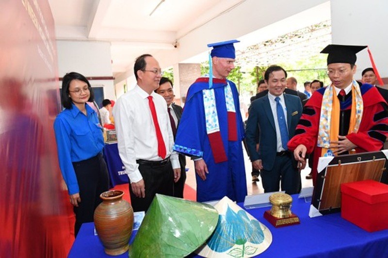 Ho Chi Minh City Presented “Vietnam Bookcase” to Swiss University