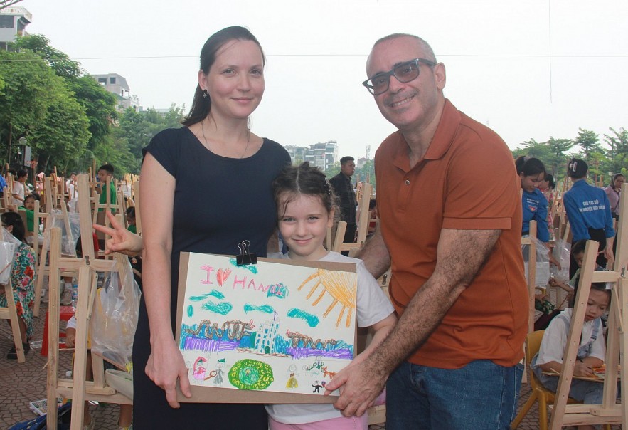 Over 300 Local, Foreign Children Join “I love Hanoi – City for Peace” Painting Contest