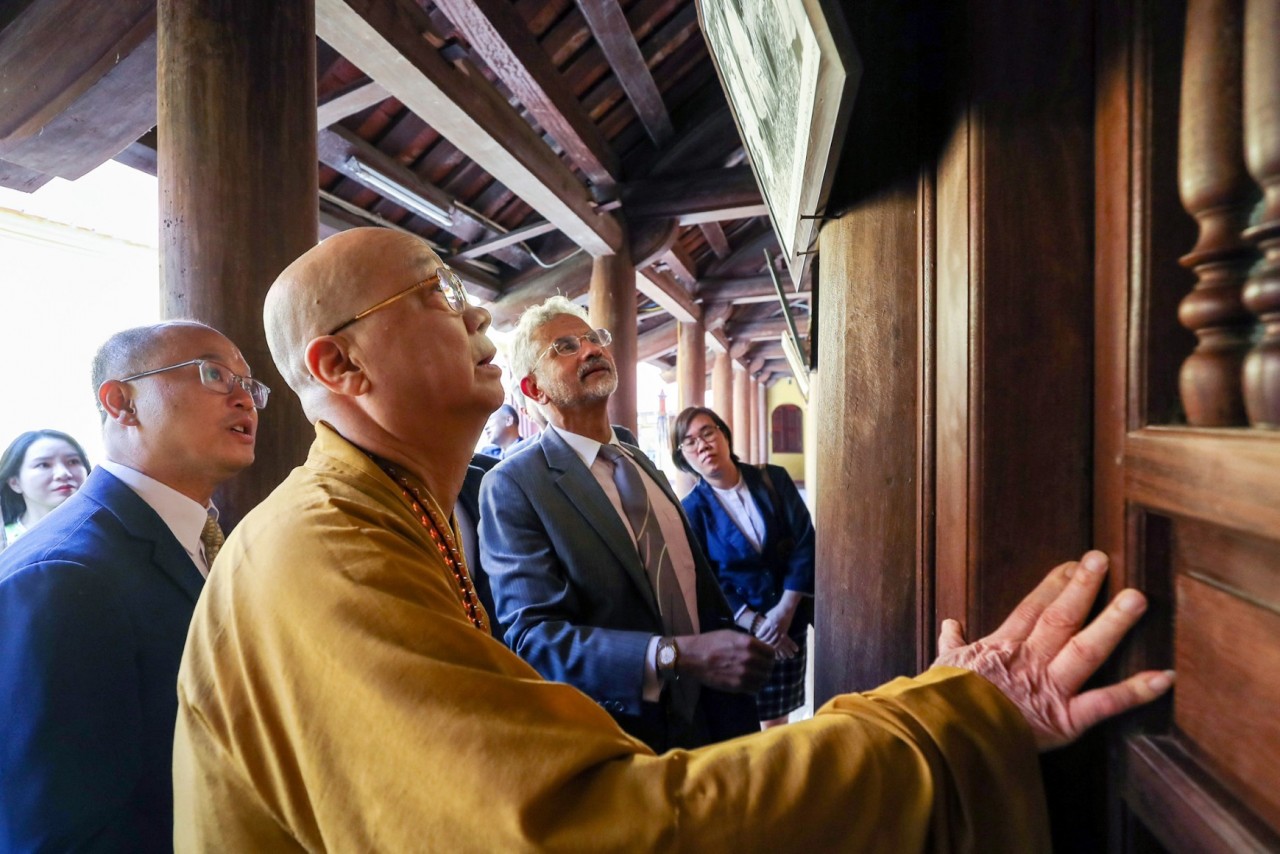 Vietnamese, Indian Diplomats Visit Tran Quoc Pagoda