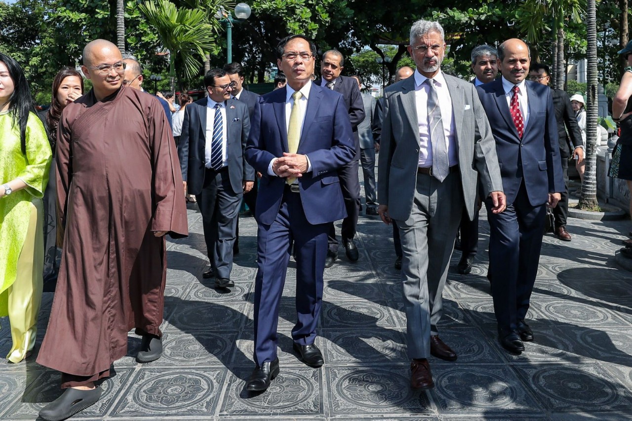 Vietnamese, Indian Diplomats Visit Tran Quoc Pagoda