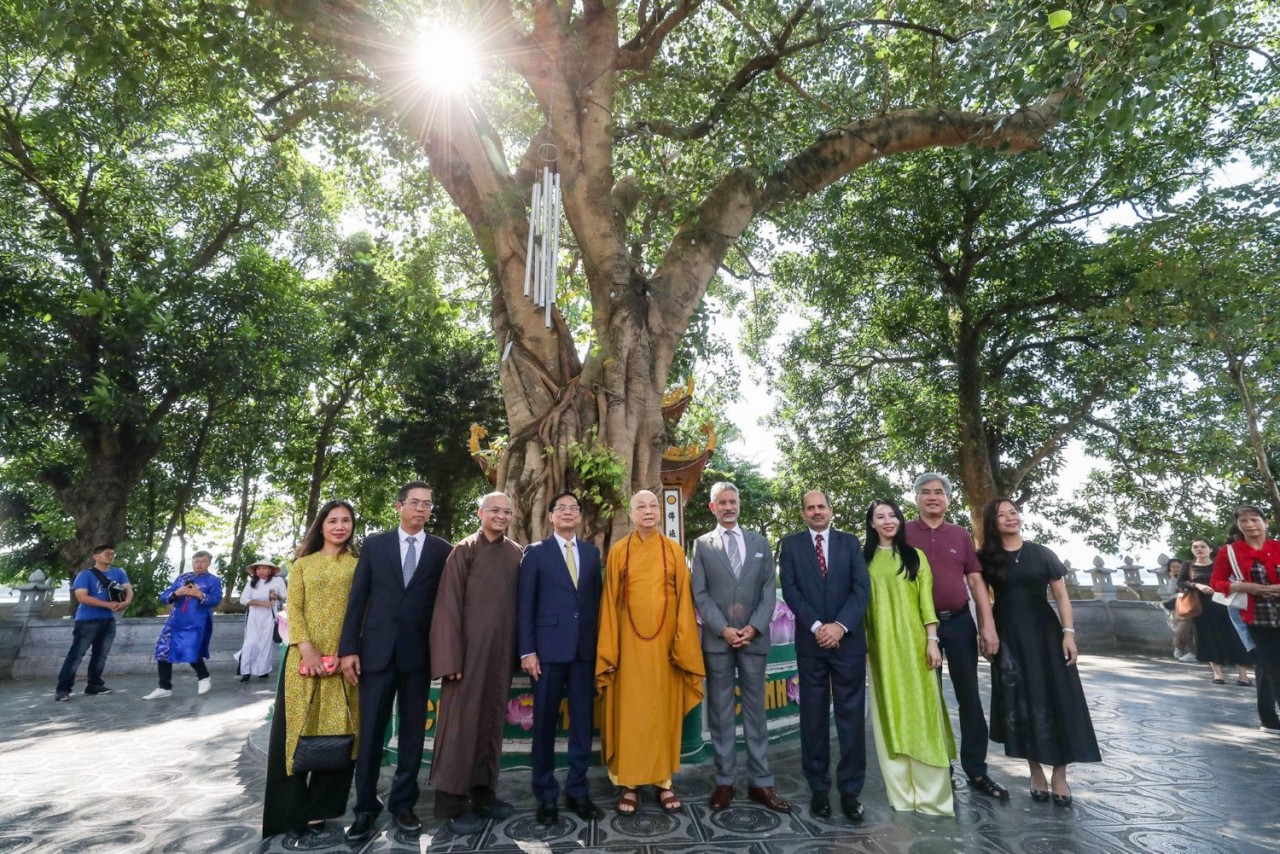 Vietnamese, Indian Diplomats Visit Tran Quoc Pagoda
