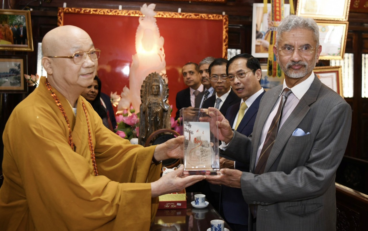 Vietnamese, Indian Diplomats Visit Tran Quoc Pagoda