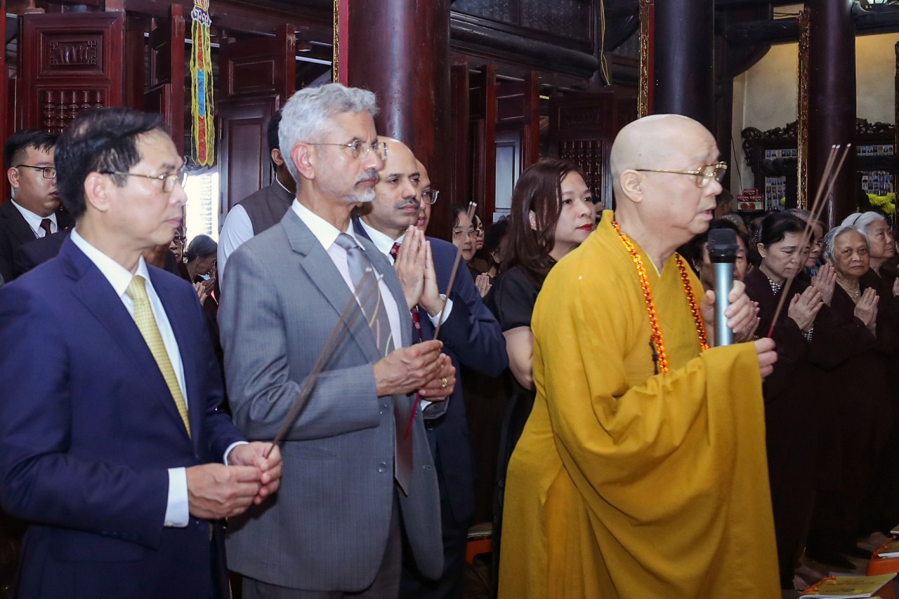 Vietnamese, Indian Diplomats Visit Tran Quoc Pagoda