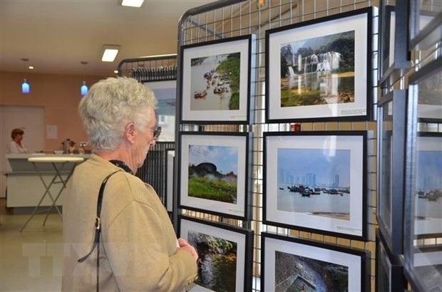 Visitors at the exhibition (Photo: VNA)