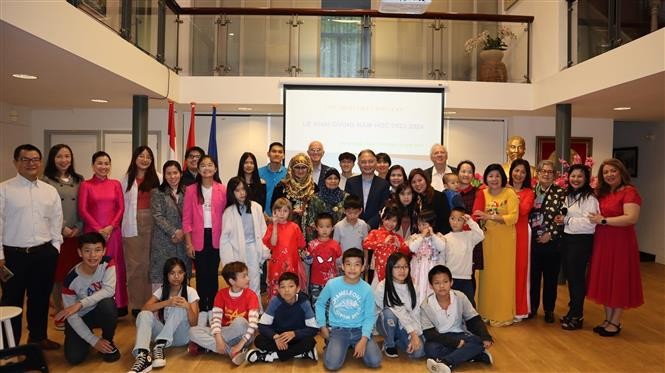 Vietnamese Language Class Opens In Netherlands