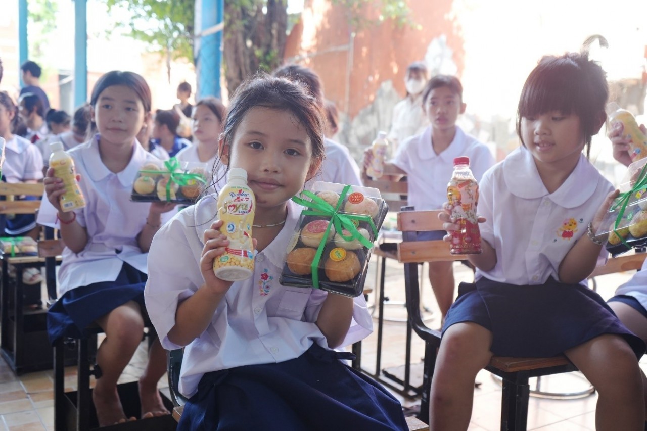 Tan Hiep Phat Continues to Join Efforts in Caring for Children to "Steadily Go to School"