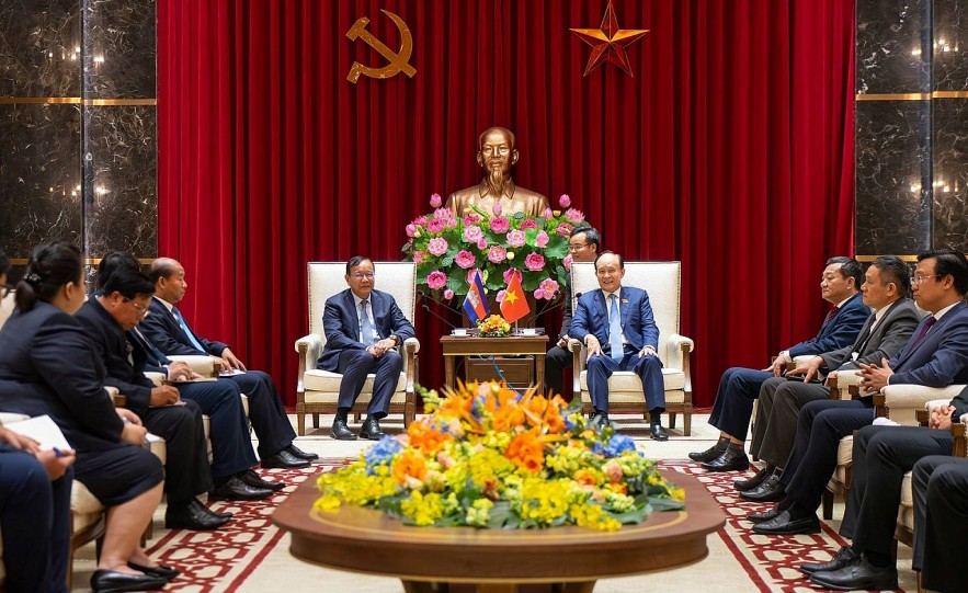 Chairman of Hanoi People's Council Nguyen Ngoc Tuan (right) and Chairman of the CPP Central Committee’s Commission for External Relations Prak Sokhonn at the meeting. (Photo: HNM)