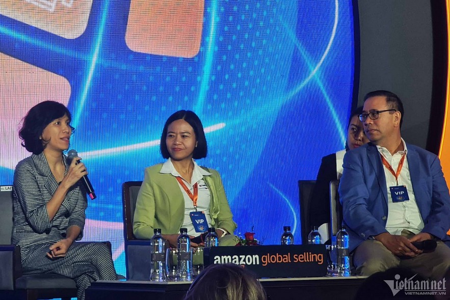 Lai Viet Anh, deputy head of the Ministry of Industry and Trade’s (MOIT) E-commerce and Digital Economy Agency (first left)