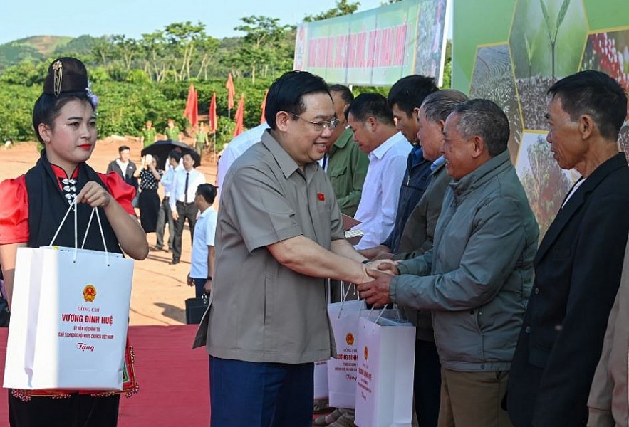 National Assembly Chairman Vuong Dinh Hue Visits Coffee Farm in Son La
