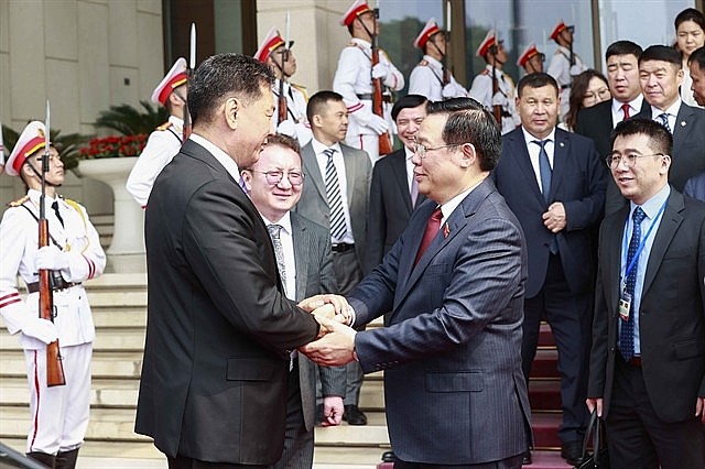 National Assembly Chairman Vương Đình Huệ welcomes Mongolian President Ukhnaagiin Khurelsukh on Thursday. VNA/VNS Photo Doãn Tấn