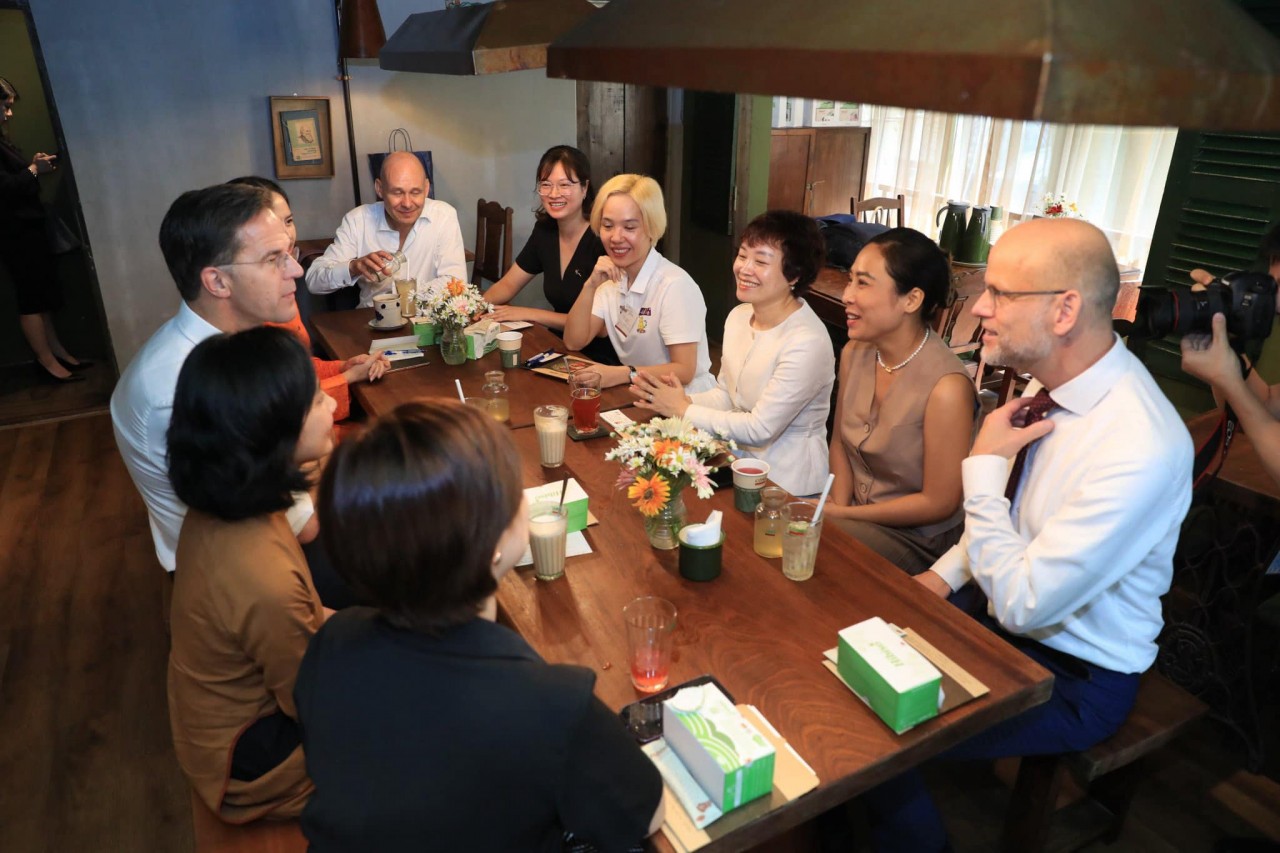 Vietnamese, Dutch Prime Ministers Cycle to Enjoy Autumn Weather in Hanoi