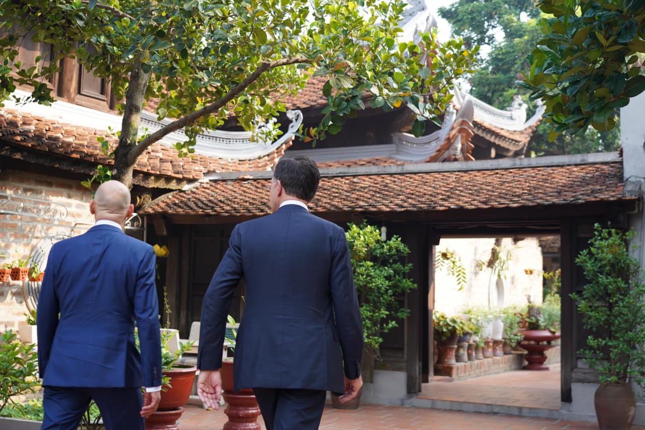 Vietnamese, Dutch Prime Ministers Cycle to Enjoy Autumn Weather in Hanoi