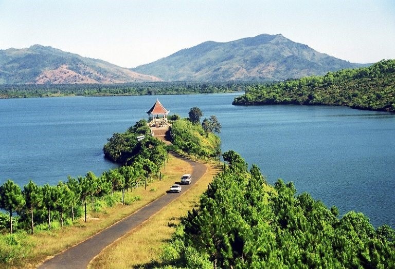 Admire The Mesmerizing Beauty Of Lak Lake