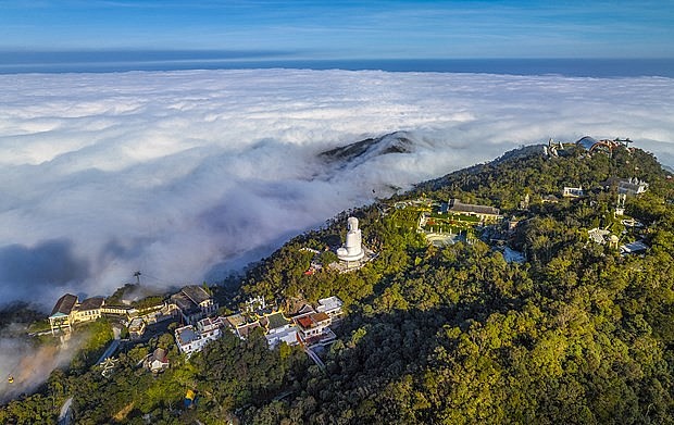 Sun World Ba Na Hills above the clouds. (Photo: Nguyen Van Minh)