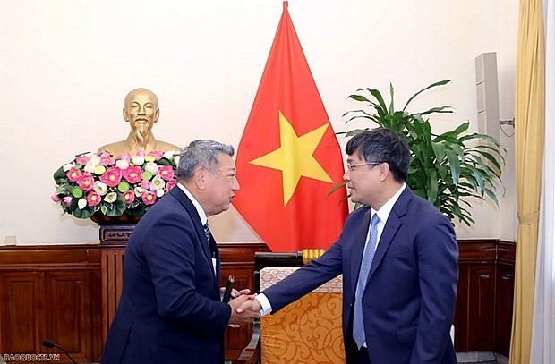 Permanent Deputy Foreign Minister Nguyen Minh Vu (right) and Wada Kenji, Chairman of the Japan-Vietnam Parliamentary Friendship Alliance of Osaka prefecture. (Photo: Baoquocte.vn)