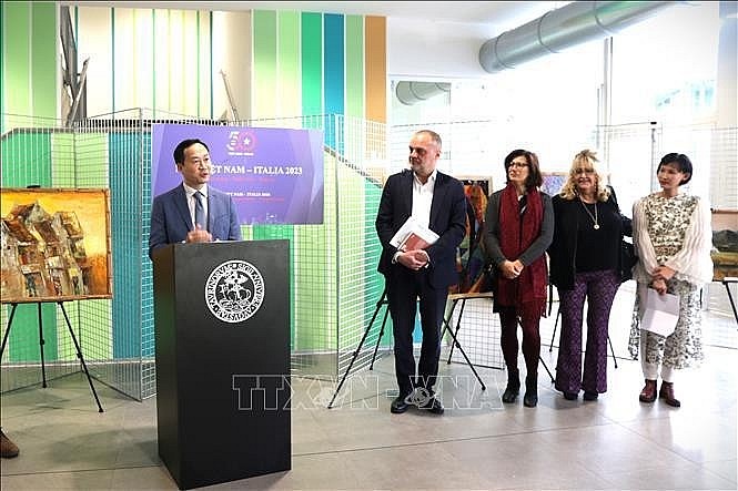 Ambassador Duong Hai Hung addresses the opening of the culture promotion and exchange programme in Turin. (Photo: VNA)