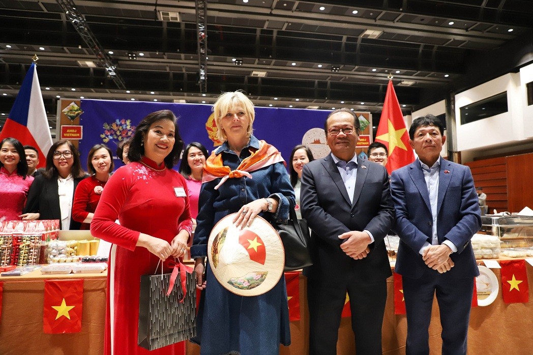 Int'l Charity Festival-Goers in Prague Impressive with Vietnam's Conical Hat