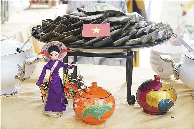 Vietnamese culture is introduced to international friends in Laos. Photo:VNA