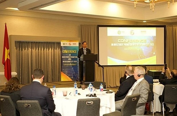 Chairman of the HCM City People’s Committee Phan Van Mai speaks at an investment promotion conference in San Francisco on November 16. (Photo: Government Portal)