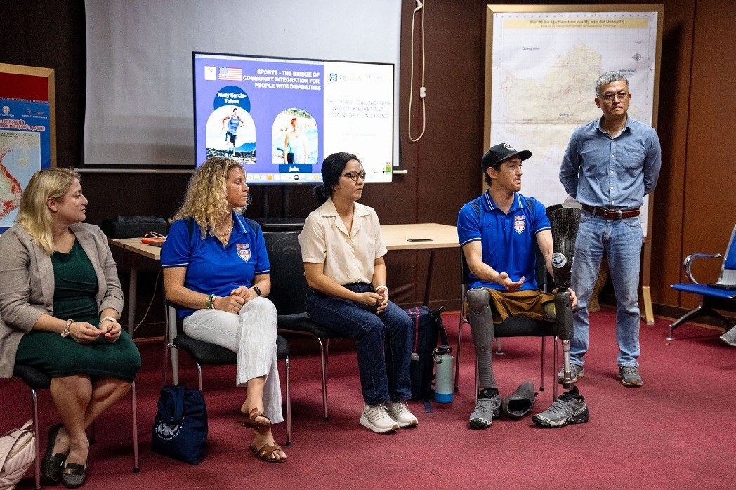 US Sports Envoys Visit Vietnam, Exchange with People with Disabilities