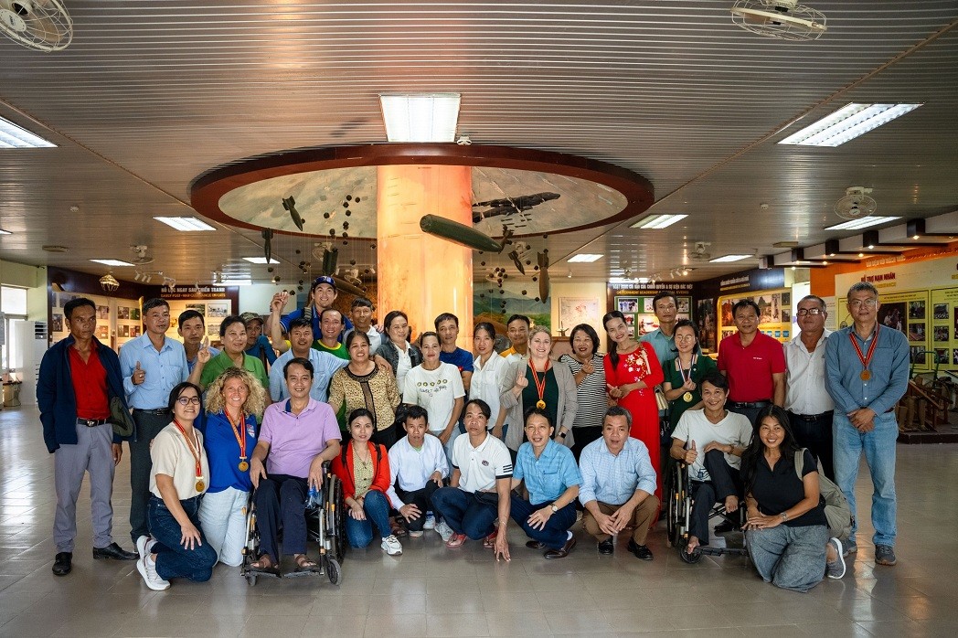 US Sports Envoys Visit Vietnam, Exchange with People with Disabilities