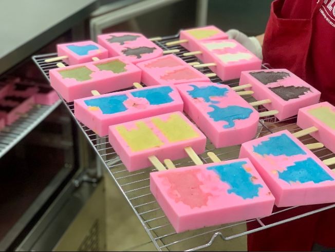 Scenic Spots in Ice Cream Attract Tourists