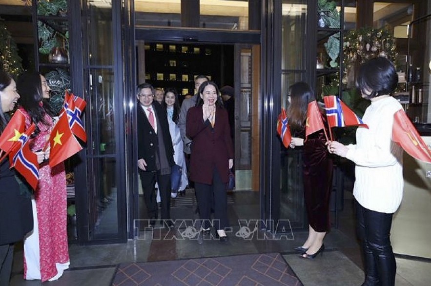 Officials of the Vietnamese Embassy in Oslo and representatives of the Vietnamese community in Norway welcome Vice President Vo Thi Anh Xuan at the airport on November 22 evening (Photo: VNA)