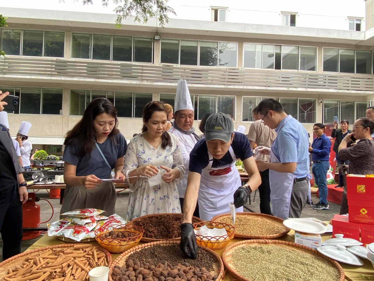Foreign Diplomats in Ho Chi Minh City Learn to Cook Pho