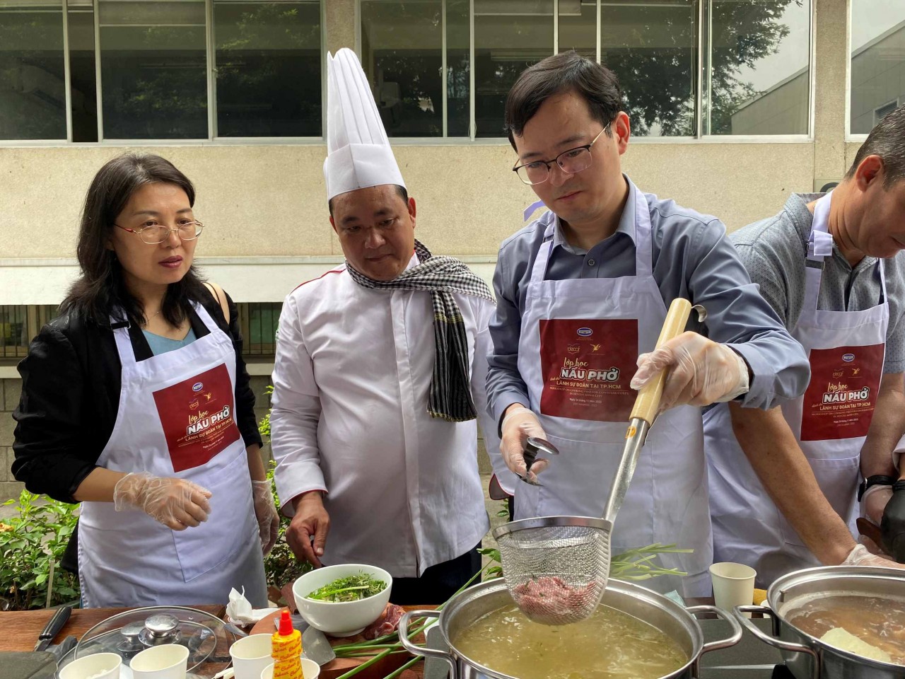 Foreign Diplomats in Ho Chi Minh City Learn to Cook Pho